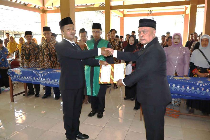 PENGAMBILAN SUMPAH DAN SERAH TERIMA JABATAN DUKUH PENGKOL